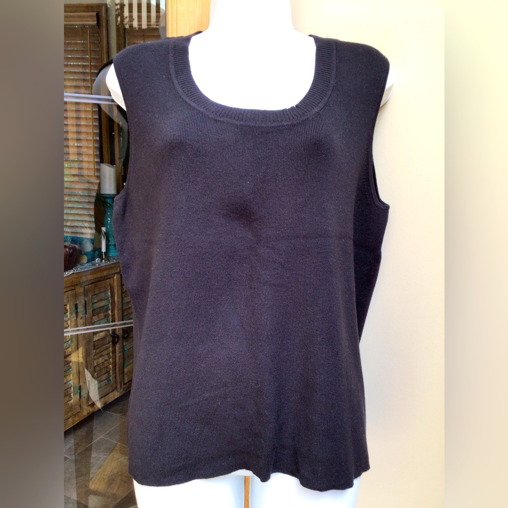 White Stag ladies sleeveless sweater. EUC.
